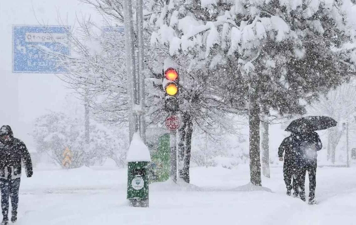 Kış sonunda geldi: Pazar günü 8 ilde yoğun kar var!
