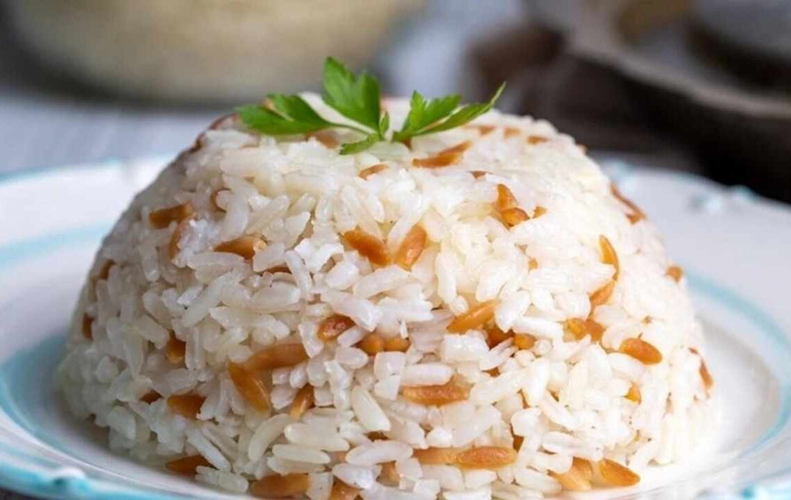 Tekrar ısıtılan pilavın yeni pişmiş gibi bir tada sahip olmasını sağlayan püf noktası!