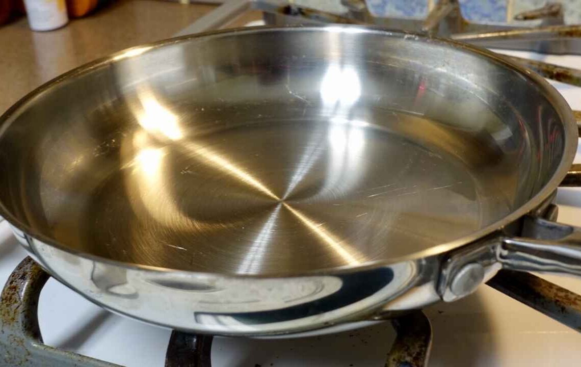 Tencereleri ilk günkü gibi parlatan gizli temizlik sırrı!