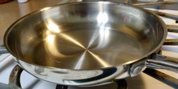 Tencereleri ilk günkü gibi parlatan gizli temizlik sırrı!