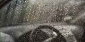 Servislerin Söylemediği Gerçek: Camdaki Buğuyu 30 Saniyede Bitiriyor!